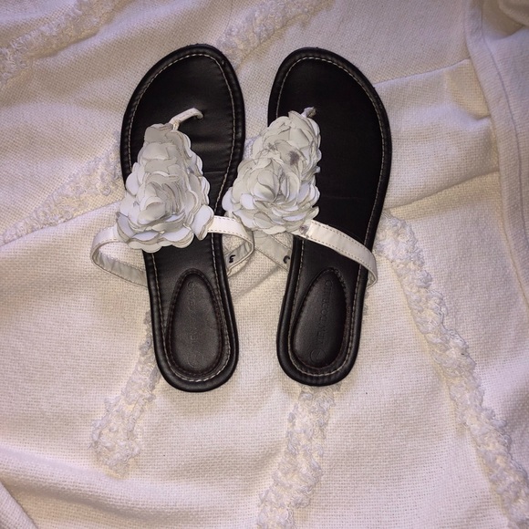 Size 7 white flower sandals - Picture 1 of 5